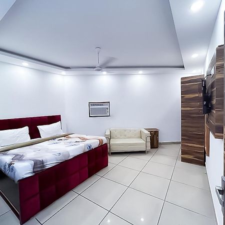 Hotel Js Garden - Near Jaypee Hospital ノイダ エクステリア 写真