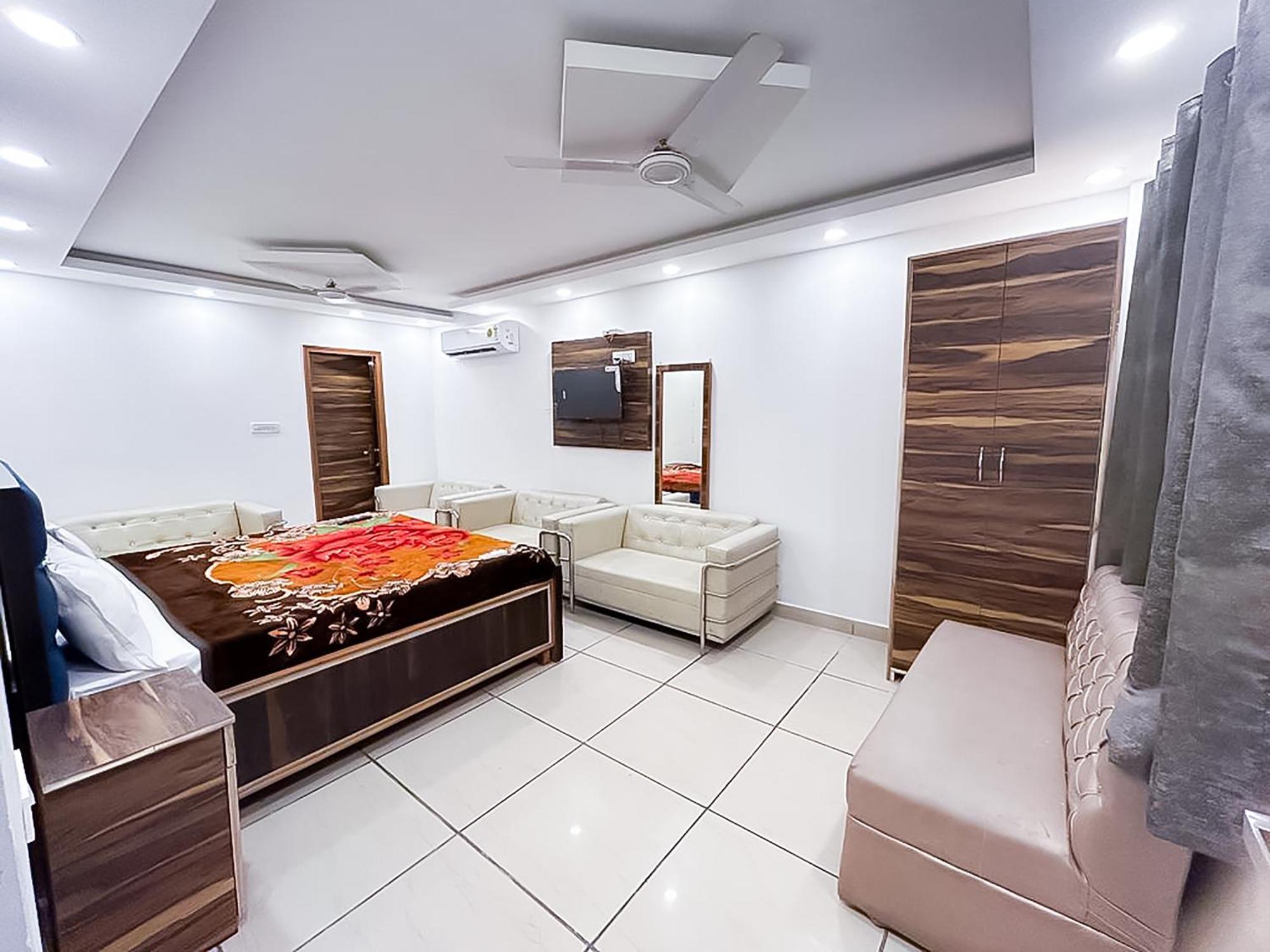 Hotel Js Garden - Near Jaypee Hospital ノイダ エクステリア 写真