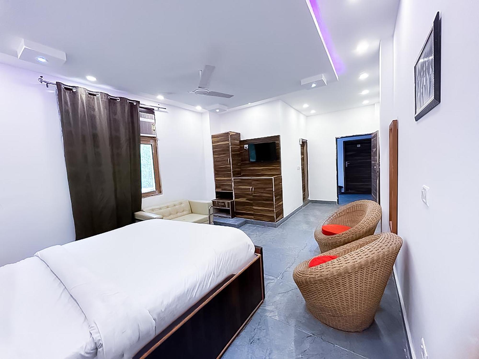 Hotel Js Garden - Near Jaypee Hospital ノイダ エクステリア 写真