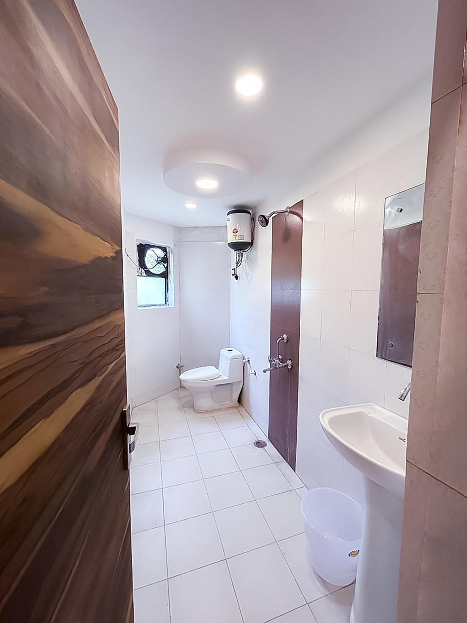 Hotel Js Garden - Near Jaypee Hospital ノイダ エクステリア 写真